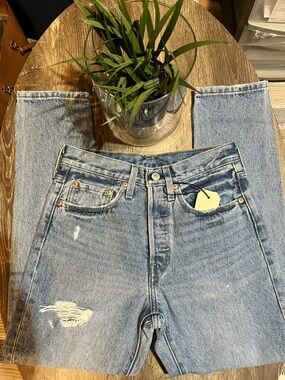 Levi’s 501 Skinny Leg Button-fly Distressed Women’s Jeans Light Blue Wash Sz. 26